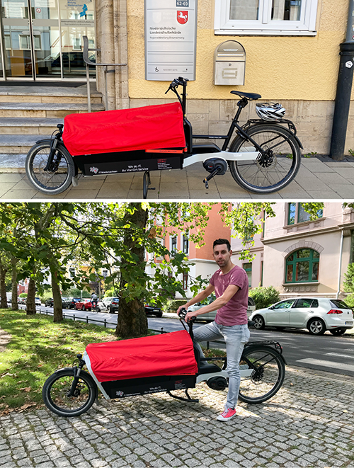 Die Kollage zeigt zwei Bilder. Oben ist das neue IT.Niedersachsen-Lastenrad abgebildet. Es steht vor dem Gebäude eines Kunden. Auf dem unteren Bild sieht man das Fahrrad im Einsatz mit unserem Kollegen Alexander Bruder.