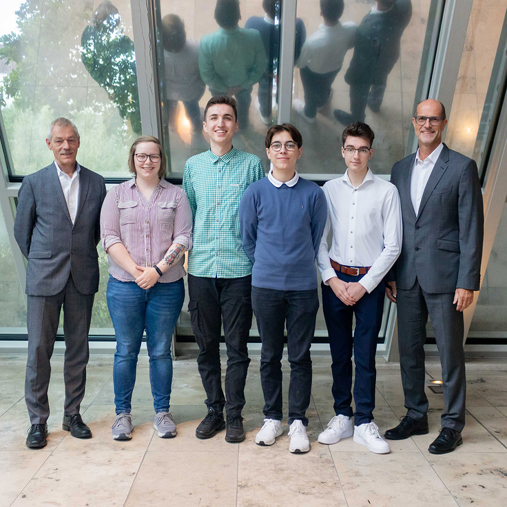 Das Foto zeigt die neuen Auszubildenden Venja Ehlen, Fabian Großklaß, Hannes Nebel und Anton Heumann zusammen mit IT.N-Geschäftsführer Axel Beims und dem Stellvertretenden Geschäftsführer Michael Breest.