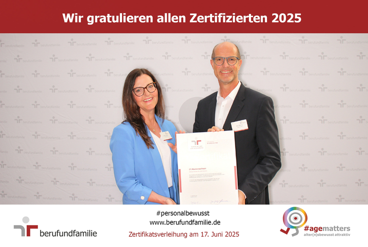 Katrin Steffen und Axel Beims nahmen das Zertifikat in dbb Forum in Berlin entgegen.