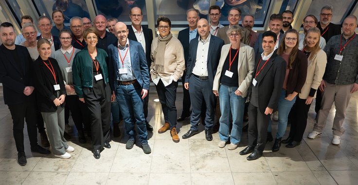 Gruppenbild von Staatssekretärin Anke Pörksen und Referatsleiter Dr. Alexander Georgiadis mit Mitarbeitenden von IT.Niedersachsen