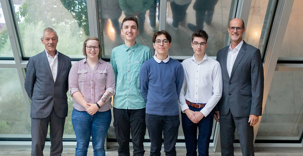 Das Foto zeigt die neuen Auszubildenden Venja Ehlen, Fabian Großklaß, Hannes Nebel und Anton Heumann zusammen mit IT.N-Geschäftsführer Axel Beims und dem Stellvertretenden Geschäftsführer Michael Breest.
