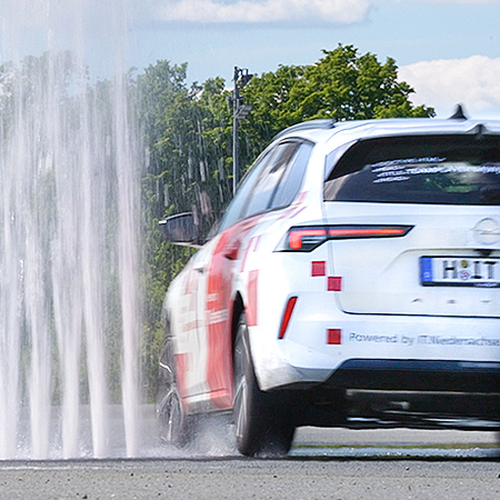 Ein Fahrzeug von IT.Niedersachsen beim Fahrsicherheitstraining
