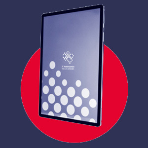 Das BIld zeigt ein Tablet, auf dem ein blauer Bildschirmhintergrund mit IT.Niedersachsen-Logo zu sehen ist. Hinter dem Tablet ist ein dunkelblauer Hintergrund mit rotem Kreis zu sehen.