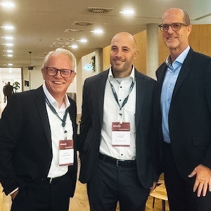 Das Bild zeigt von links nach rechts: Michael Schulz-Heirich (Vertriebsleiter von Dataport, Dr. Alexander Georgiadis (CIO des Landes Niedersachsen) und Axel Beims (Geschäftsführer IT.Niedersachsen).